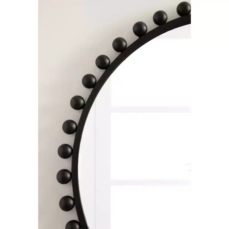 Specchio da parete tondo con perline nere da 28" e gancio a buco della serratura, finitura satinata