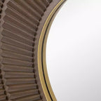 Specchio rotondo da parete 31,5", cornice in ferro dorato, bordo in legno marrone, motivo a pieghe, MDF e vetro