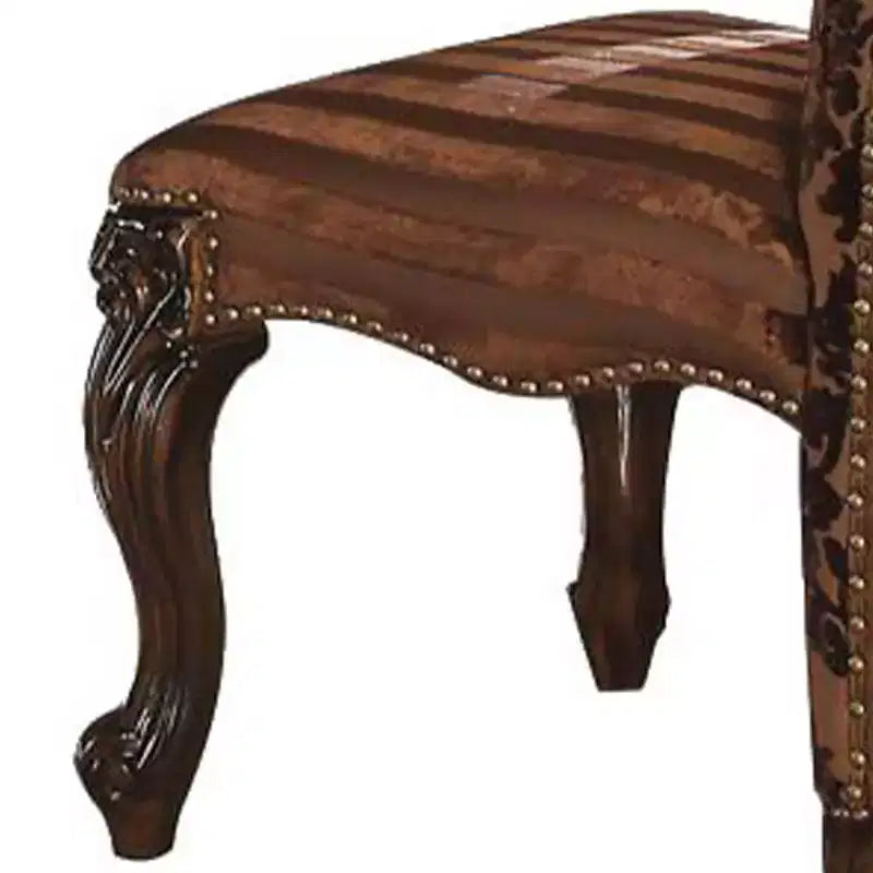 Sedia da pranzo tradizionale con schienale alto, ecopelle bicolore e rovere ciliegio, borchie decorative, seduta imbottita