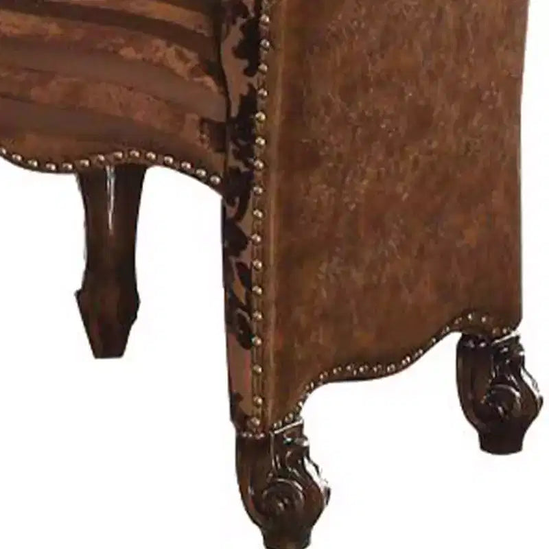 Sedia da pranzo tradizionale con schienale alto, ecopelle bicolore e rovere ciliegio, borchie decorative, seduta imbottita