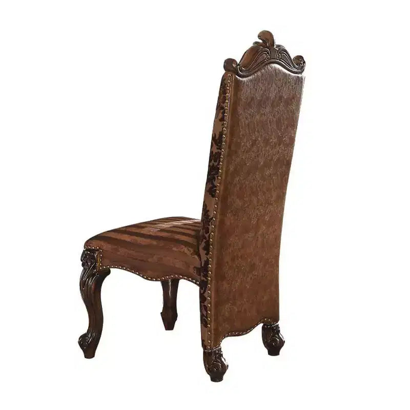 Sedia da pranzo tradizionale con schienale alto, ecopelle bicolore e rovere ciliegio, borchie decorative, seduta imbottita