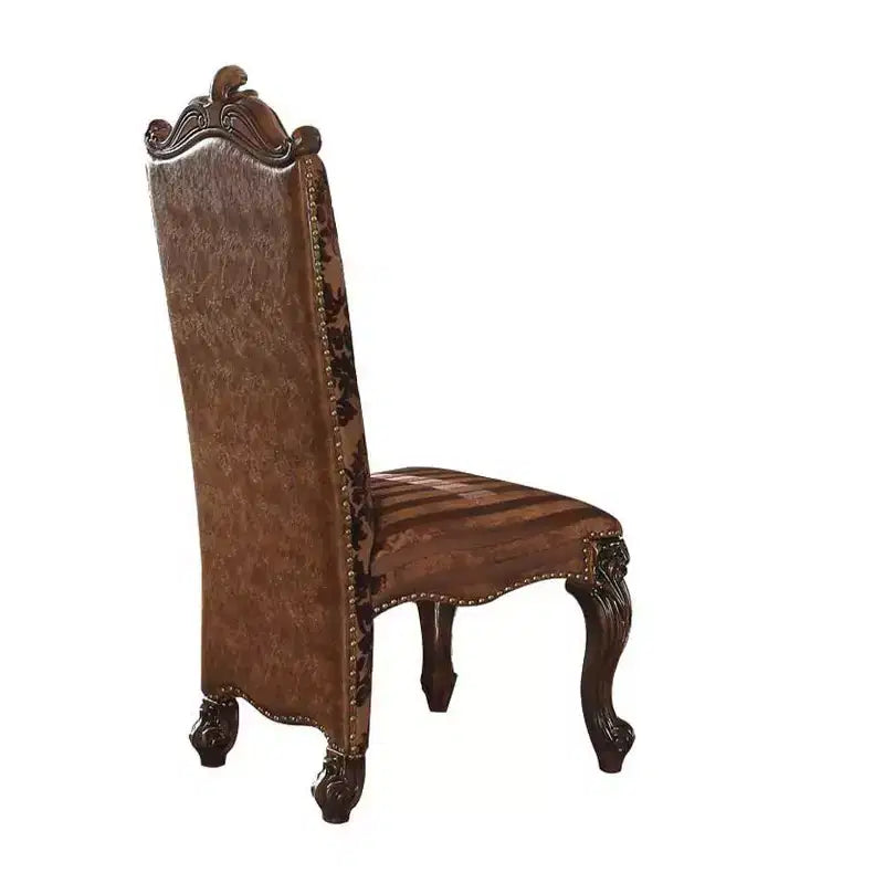 Sedia da pranzo tradizionale con schienale alto, ecopelle bicolore e rovere ciliegio, borchie decorative, seduta imbottita