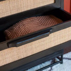 Powell Gordon Mobile a 3 cassetti in legno massiccio e canna naturale con gambe in metallo nero, colore nero: stile rustico moderno, superficie in mango