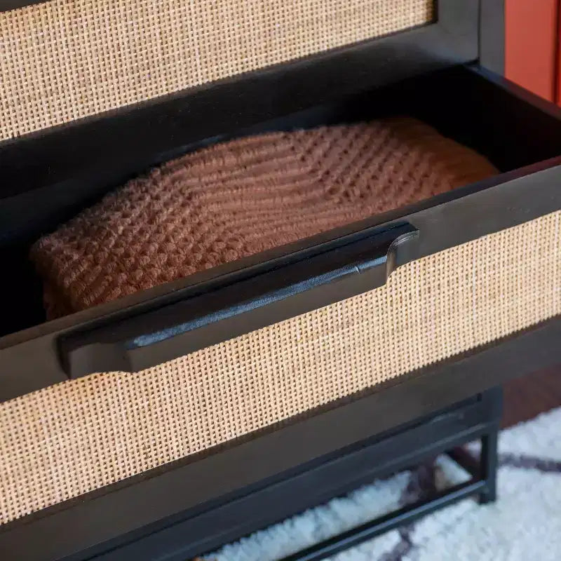 Powell Gordon Mobile a 3 cassetti in legno massiccio e canna naturale con gambe in metallo nero, colore nero: stile rustico moderno, superficie in mango