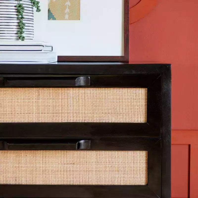 Powell Gordon Mobile a 3 cassetti in legno massiccio e canna naturale con gambe in metallo nero, colore nero: stile rustico moderno, superficie in mango