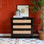 Powell Gordon Mobile a 3 cassetti in legno massiccio e canna naturale con gambe in metallo nero, colore nero: stile rustico moderno, superficie in mango