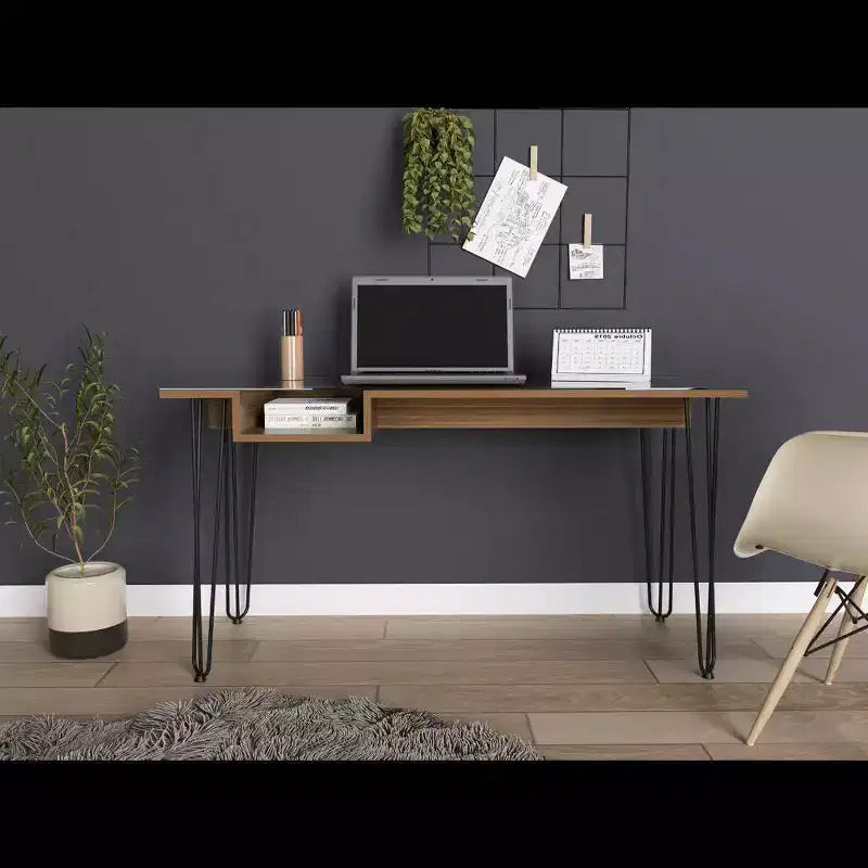 Scrivania per Computer da 55" Marrone - Piano in Vetro Temperato, Gambe in Metallo, Ripiano Contenitore