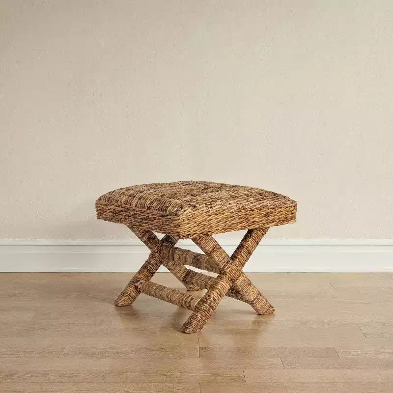 Tavolino d'appoggio Storied Home intrecciato in giacinto d'acqua e legno marrone: Struttura in mogano, nessun assemblaggio richiesto