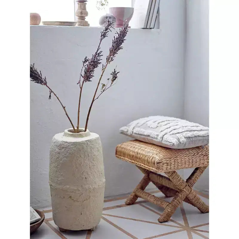 Tavolino d'appoggio Storied Home intrecciato in giacinto d'acqua e legno marrone: Struttura in mogano, nessun assemblaggio richiesto