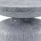 Tavolino rotondo da 76 cm, piano in fibra di cemento grigio anticato, finitura invecchiata, base a piedistallo, nessun assemblaggio richiesto