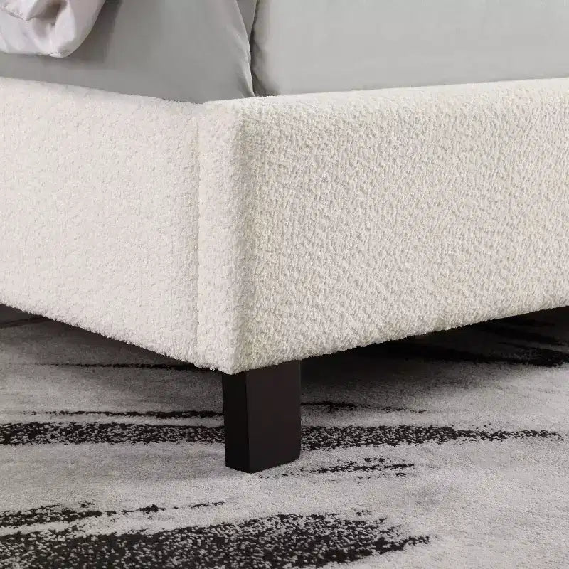 Letto Queen con piattaforma imbottita Bouclé, testiera Wingback, 227 kg, struttura in legno, senza box spring