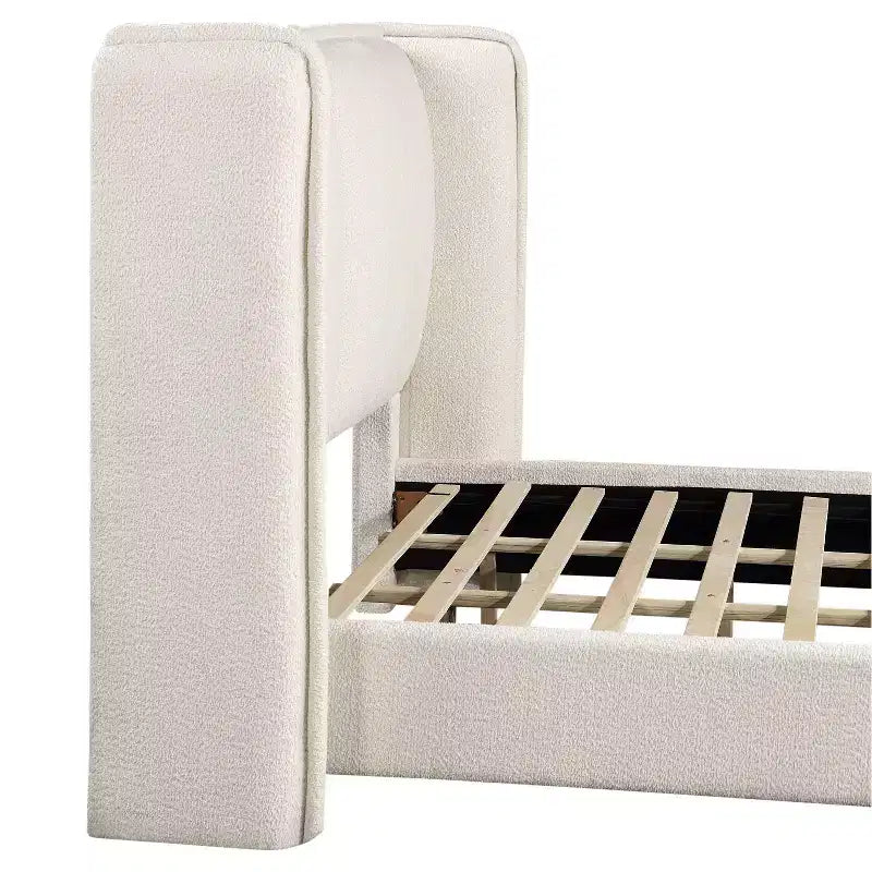 Letto Queen con piattaforma imbottita Bouclé, testiera Wingback, 227 kg, struttura in legno, senza box spring